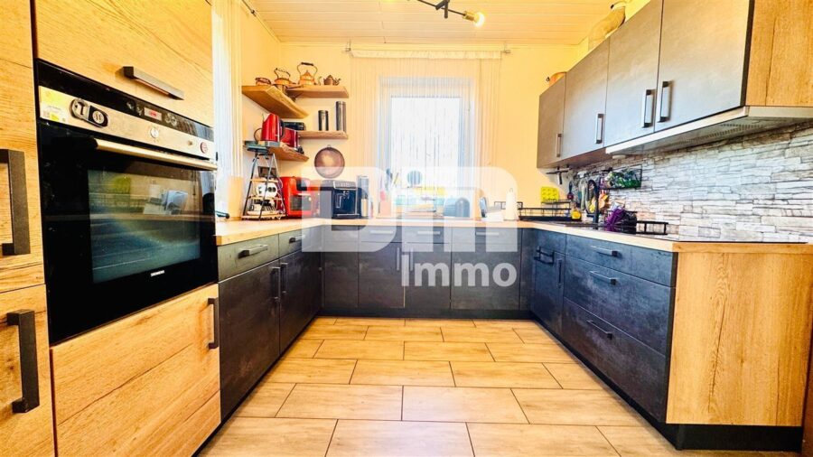 Modernes Ein-/Zweifamilienhaus mit PV Anlage und großer Doppelgarage auf herrlichem Anwesen - EG WE1Offener Küchenbereich mit EBK